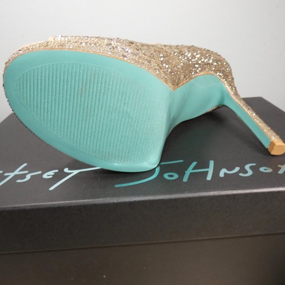 NiB SPARKLING Betsey Johnson Dane Peep Toe Pump, Light Gold, 8.5 - Picture 14 of 16